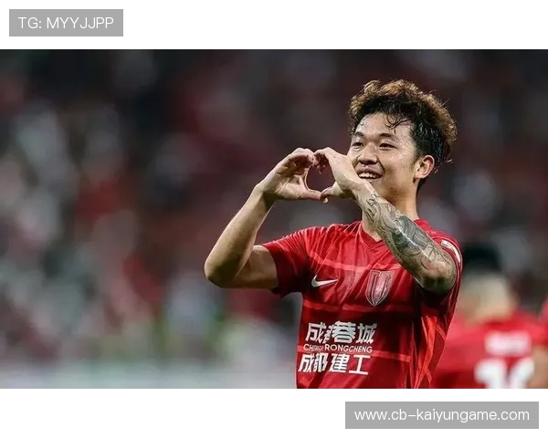 成都蓉城严鼎皓中场助攻前锋射门,展现中国足球新力量
